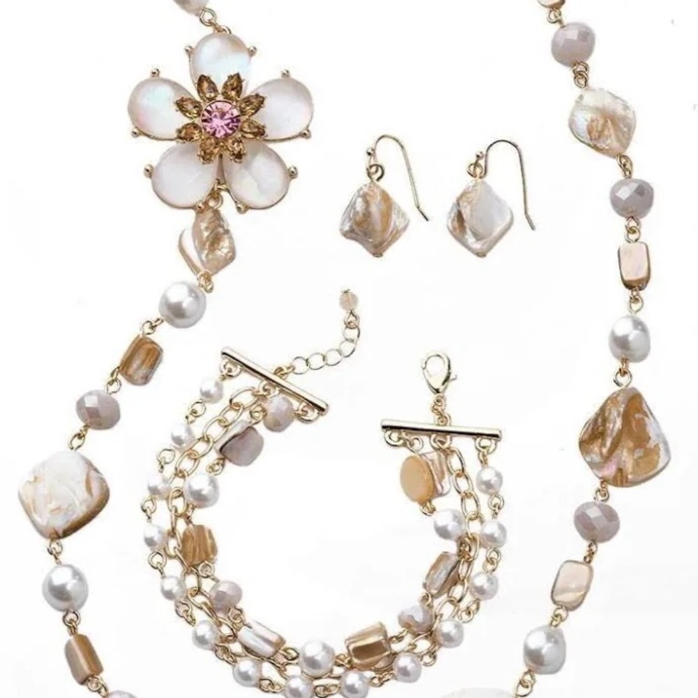 Mother of Pearl Elegant White and Gold Flower Necklace & Bracelet Set